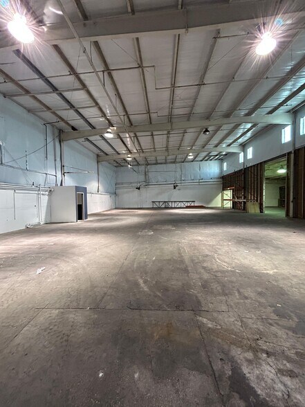 More Photos Of 6205 31st St E, Bradenton Warehouse For Lease