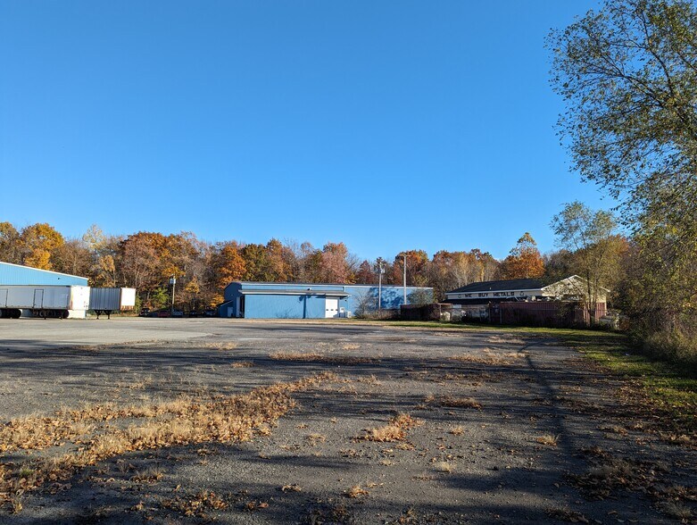 More Photos Of 5 Orchard Dr, Gardiner Warehouse For Lease