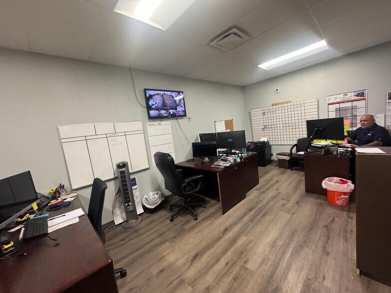 More Photos Of 4355 Centergate St, San Antonio Light Distribution For Lease