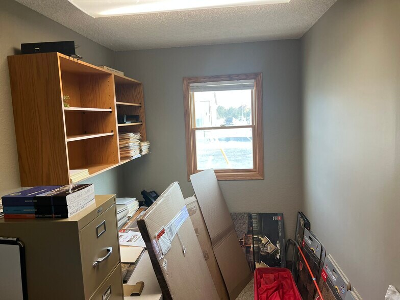 More Photos Of 3095 NW 162nd Ln, Andover Warehouse For Sale