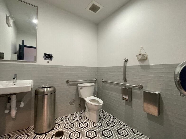 More Photos Of 7555 N California Ave, Chicago Fast Food For Sale