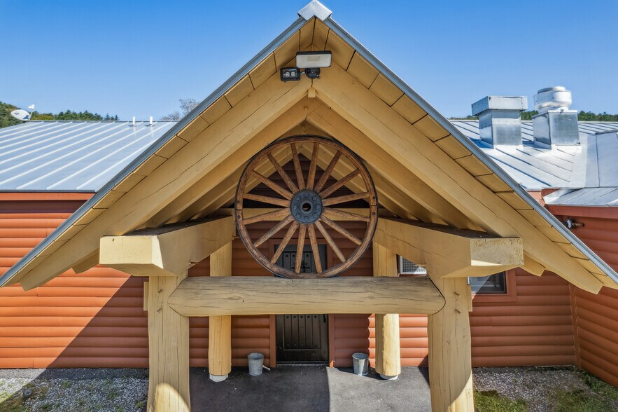 More Photos Of 1 Maple ave, Chelsea Restaurant For Sale