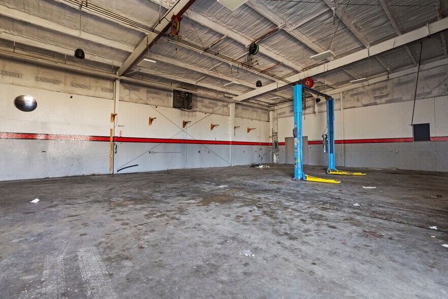 More Photos Of 15237 Russell Blvd, Gulfport Auto Salvage Facility For Lease