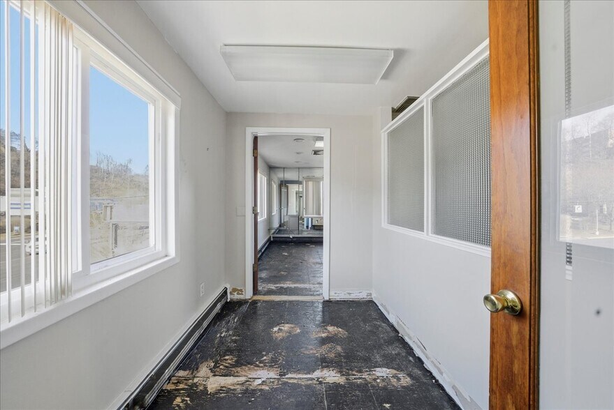 More Photos Of 2132 Central Park Ave, Yonkers Freestanding For Sale