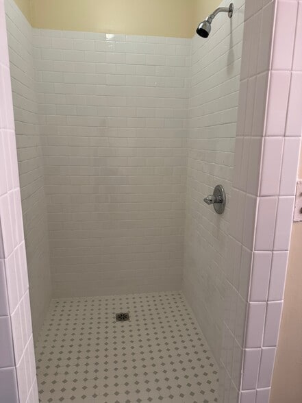 More Photos Of 1728 Maple Ave, Los Angeles Warehouse For Lease