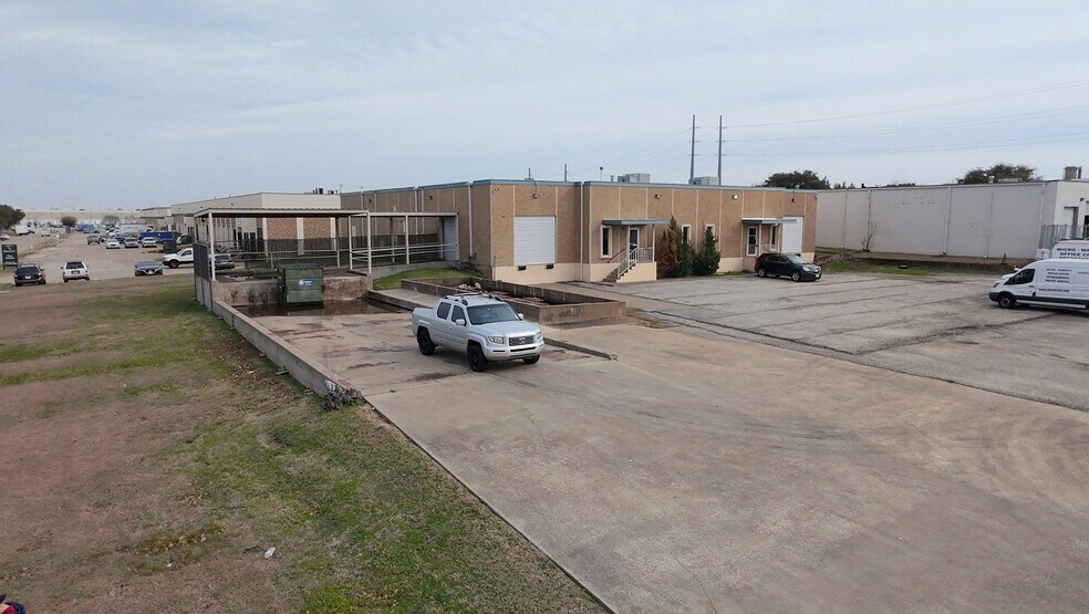 More Photos Of 320-322 International Pky, Arlington Warehouse For Lease