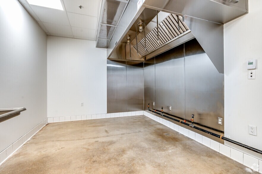 More Photos Of 3004-3008 Cullen St, Fort Worth Distribution For Lease