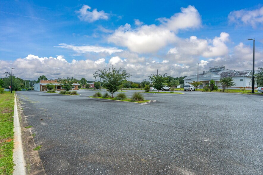 More Photos Of 1296 N Ferdon Blvd, Crestview Restaurant For Sale