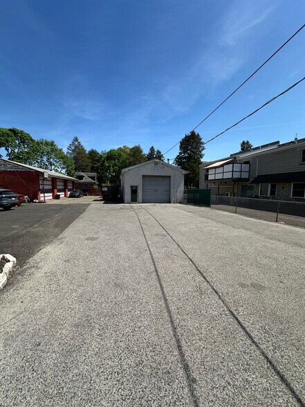 Primary Photo Of 1512 Bethlehem Pike, Flourtown Light Distribution For Lease
