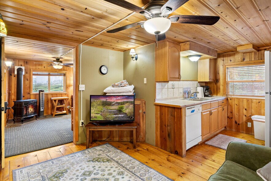 More Photos Of 140 Main St, Greer Specialty For Sale