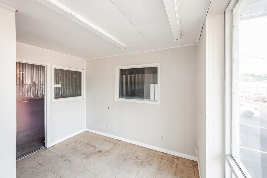 More Photos Of 123-139 Ragland Rd, Jackson Warehouse For Lease