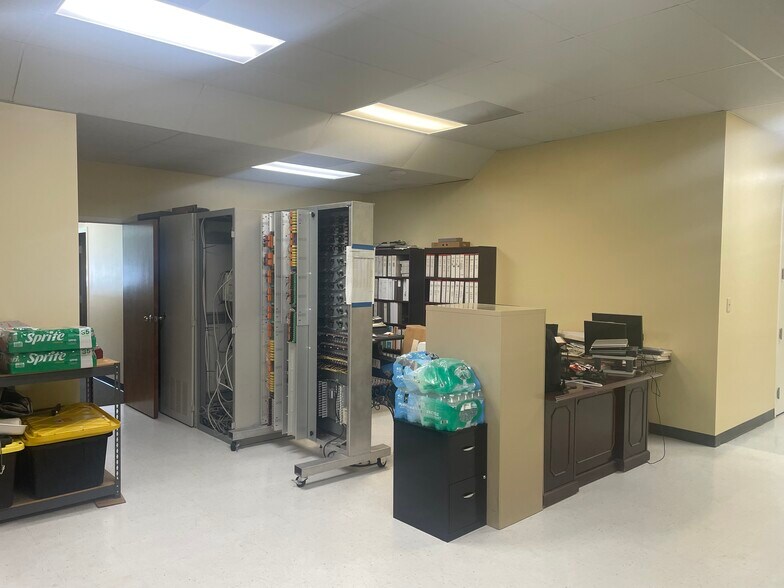 More Photos Of 716 Lakeside Dr W, Mobile Office For Lease