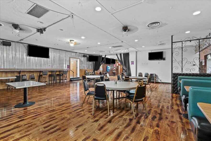 More Photos Of 535 S Columbia River Hwy, Saint Helens General Retail For Lease