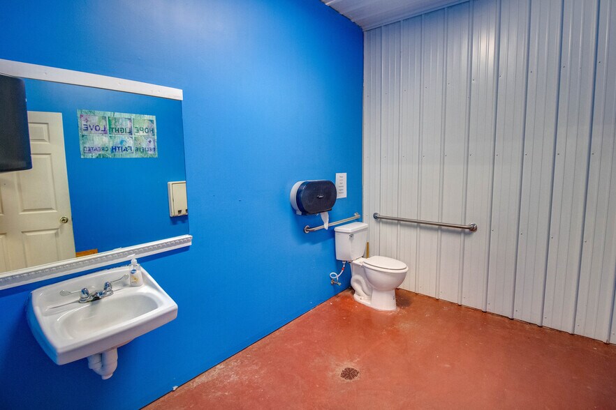 More Photos Of 22987 Cherry Ln, Jerseyville Storefront For Sale