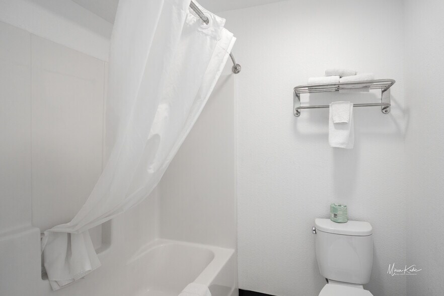 More Photos Of 203 SW 7th St, Stuart Hotel For Sale