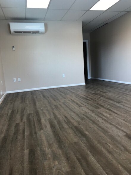 More Photos Of 320 Denny Ct, Montrose Self Storage For Sale