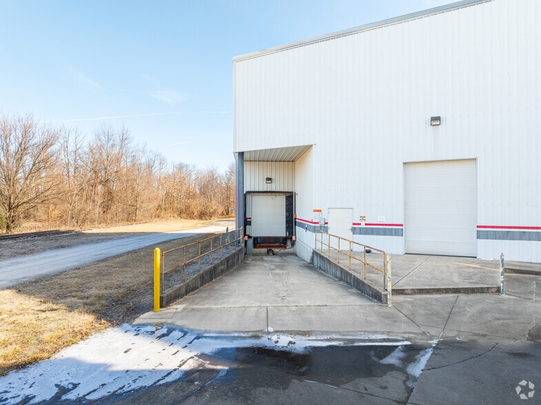 More Photos Of 310 Union St, Russiaville Warehouse For Lease