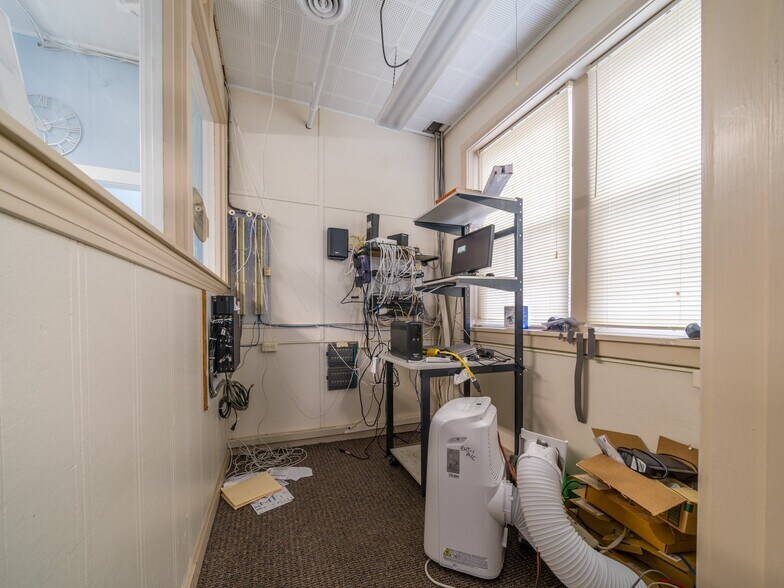 More Photos Of 50 Franklin St, Batavia Flex For Sale