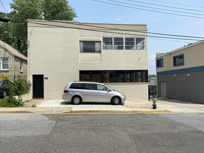 Primary Photo Of 3703 42nd Ave, Brentwood Warehouse For Lease