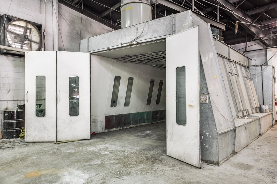 More Photos Of 11603-11607 Denton Dr, Dallas Showroom For Sale