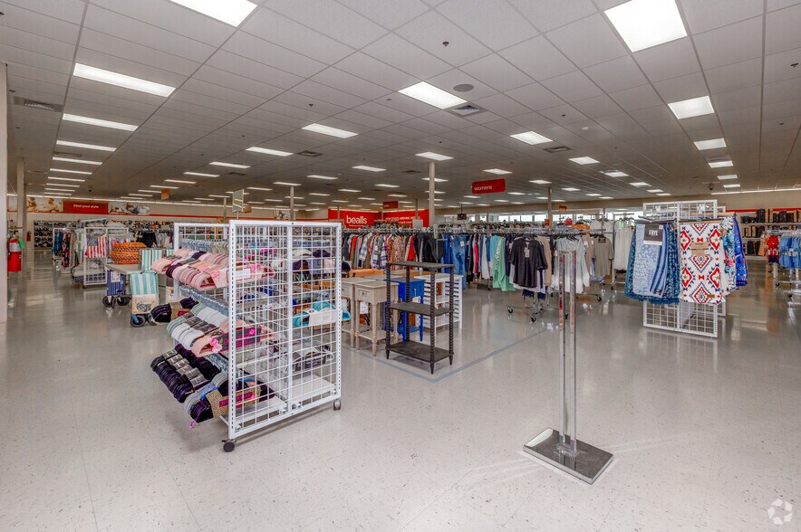 More Photos Of 1000 W Gentry Ave, Checotah General Retail For Sale