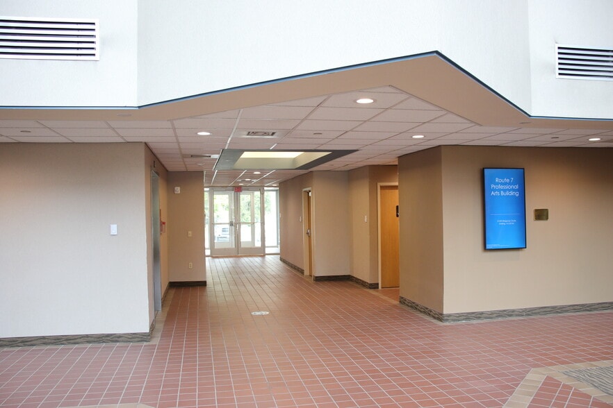 More Photos Of 21495 Ridgetop Cir, Sterling Medical For Lease