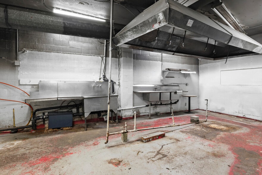 More Photos Of 930 SE Pioneer Way, Oak Harbor General Retail For Sale