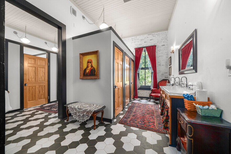 More Photos Of 411 E Front Ave, Chester Hospitality For Sale