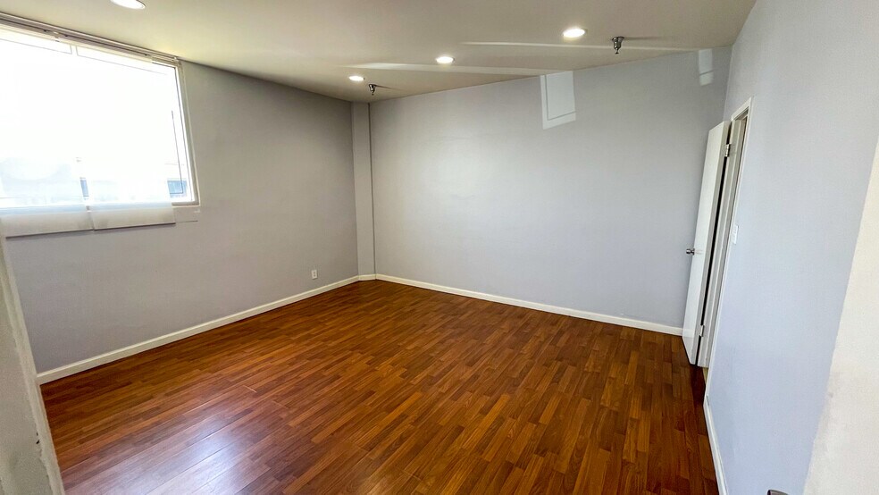 More Photos Of 1001 Chestnut St, Burbank Warehouse For Lease