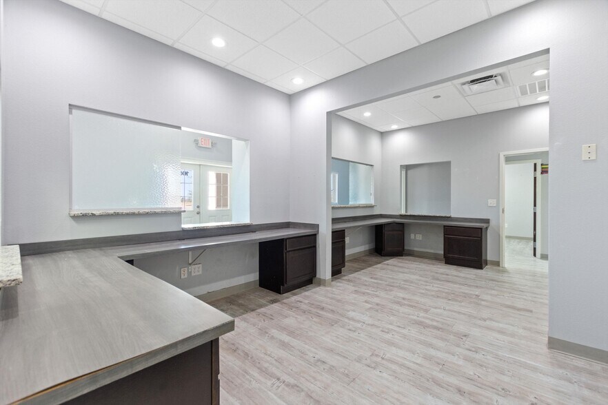 More Photos Of 105 Park Place Blvd, Davenport Medical For Sale