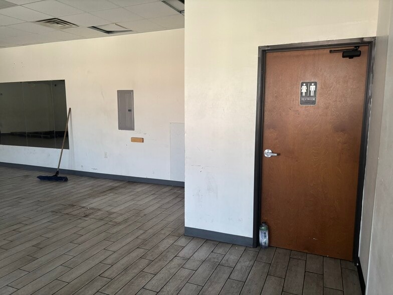 More Photos Of 5617 Mccart Ave, Fort Worth Restaurant For Lease
