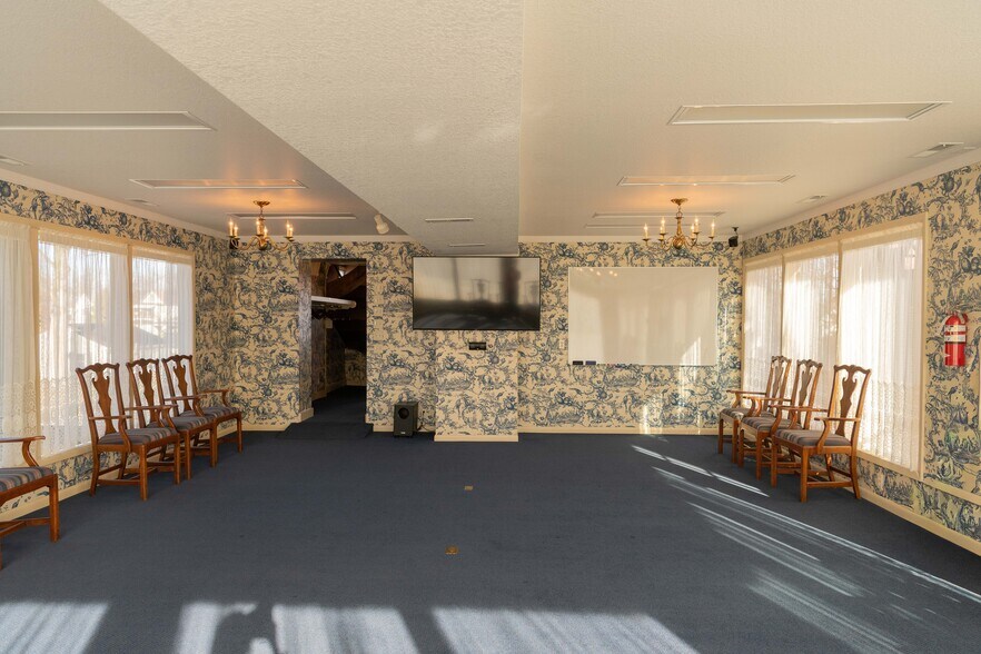 More Photos Of 1111 Washington St, Pella Hospitality For Sale