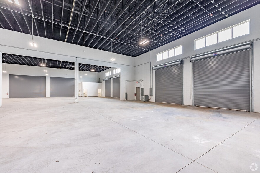 More Photos Of 5620 W Linebaugh Ave, Tampa Warehouse For Lease