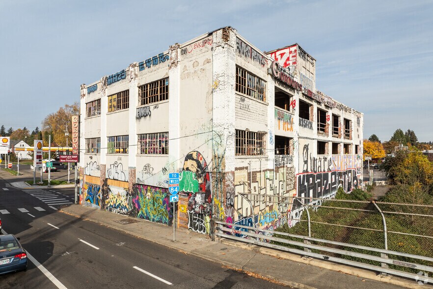 More Photos Of 3300 NE Broadway St, Portland Flex For Sale