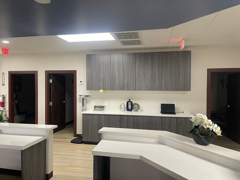 More Photos Of 1915 S Zapata Hwy, Laredo Storefront Retail Office For Lease