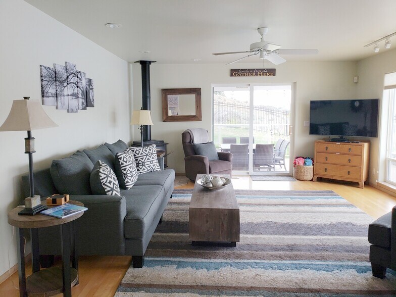 More Photos Of 335 Henderson Rd, Chelan Hospitality For Sale