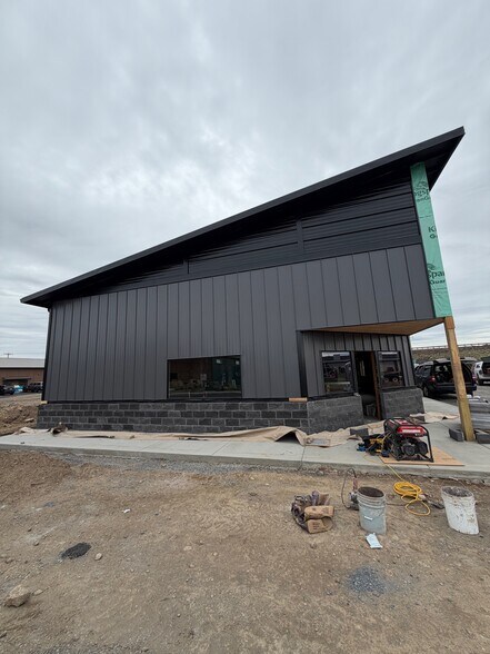 More Photos Of 2648 NW 7th St, Redmond Freestanding For Lease