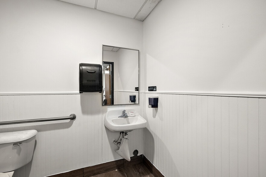 More Photos Of 23700 Harper Ave, Saint Clair Shores Restaurant For Lease