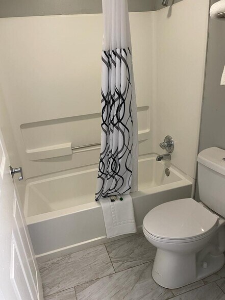 More Photos Of 1408 E Church St, Warren Hotel For Sale