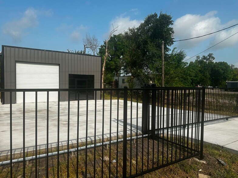 More Photos Of 14725 W Hardy Rd, Houston Warehouse For Lease