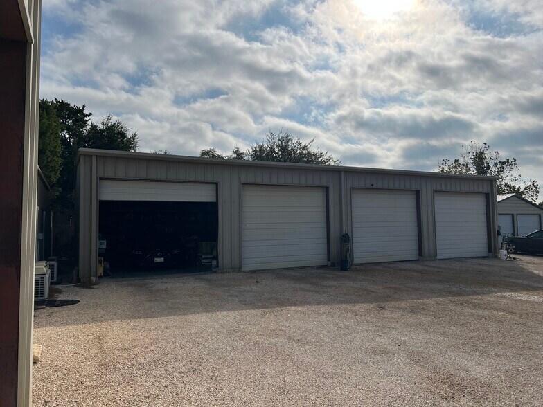 More Photos Of 3705 San Antonio St, Austin Warehouse For Lease