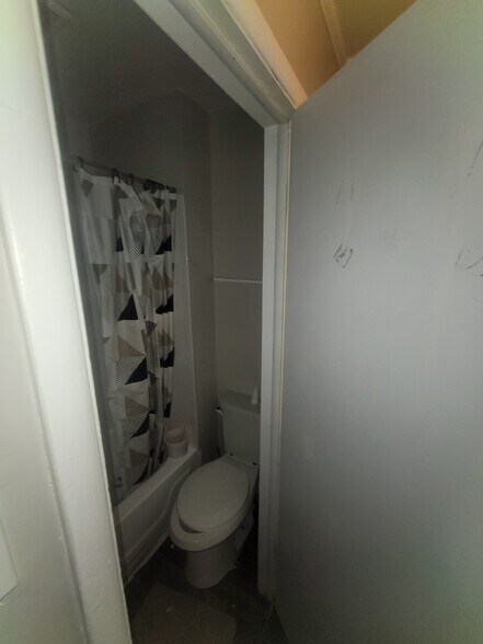 More Photos Of 1458 W 32nd St, Indianapolis Apartments For Sale