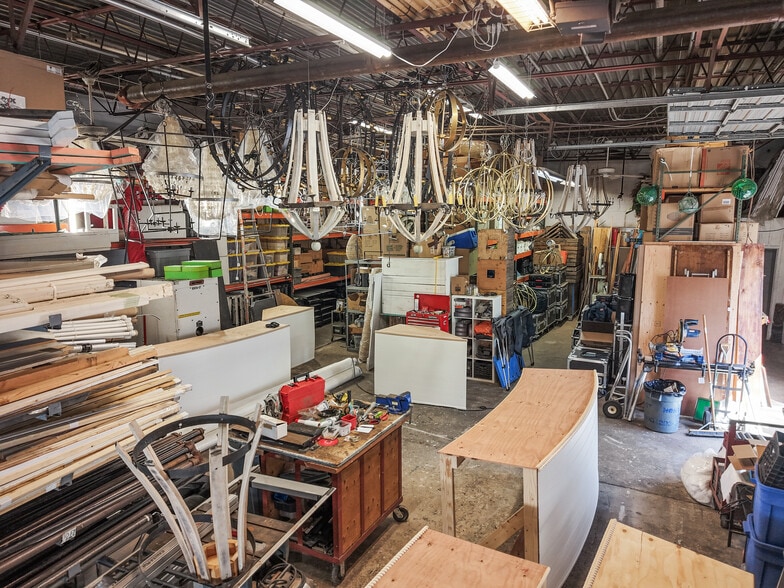 More Photos Of 55 Poplar St, Stamford Light Distribution For Sale