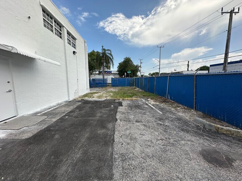 More Photos Of 5751 Dawson St, Hollywood Warehouse For Lease