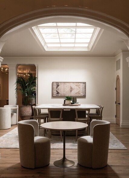 More Photos Of 527-537 State St, Santa Barbara Hotel For Lease