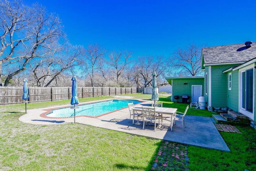 More Photos Of 512 N Travis St, Granbury Hospitality For Sale