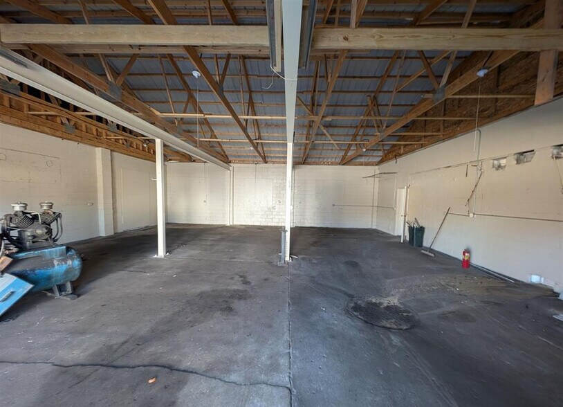 More Photos Of 421 E Moneta Ave, Peoria Heights Self Storage For Lease