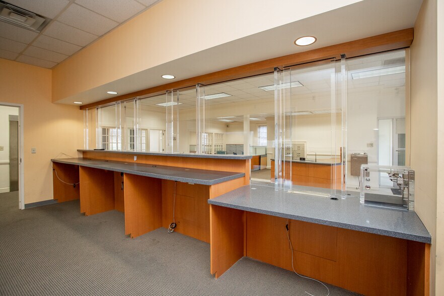 More Photos Of 3651 Greensboro Rd, Ridgeway Bank For Lease