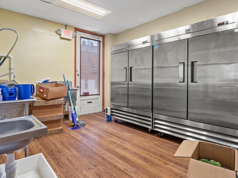 More Photos Of 921-931 8th St, Manitowoc Office For Sale