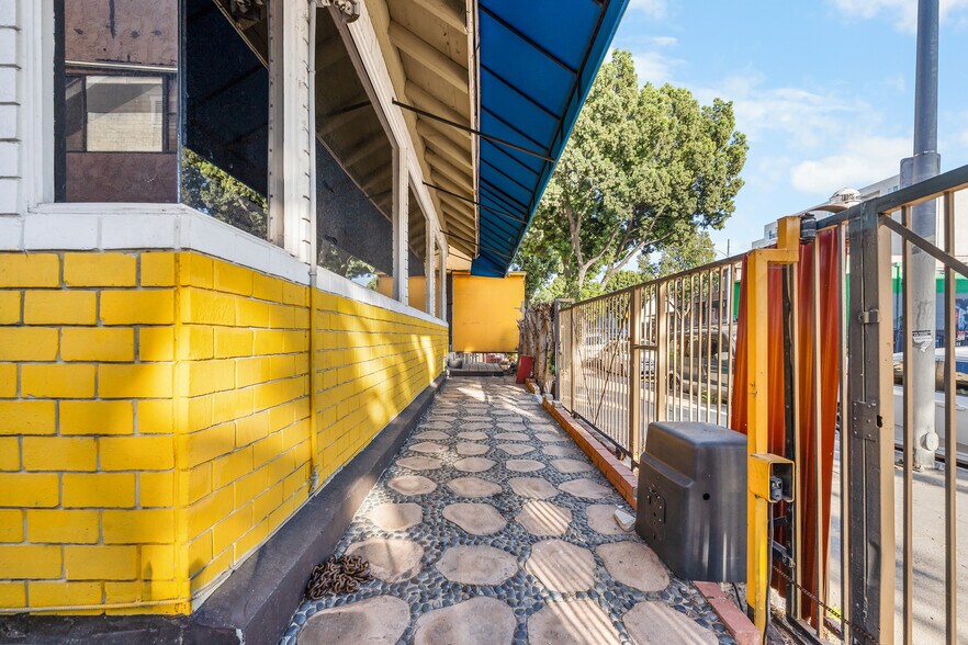 More Photos Of 2823 W 8th St, Los Angeles Office For Lease